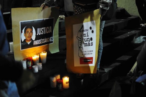 En Xalapa protestaron frente a palacio de gobierno. Rezaron y prendieron velas en recuerdo a Moisés Sánchez y Gregorio Jiménez/ Foto Plumas Libres