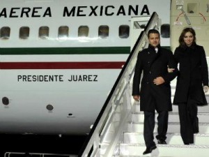 Mientras ellos se pasesn por el mundo, el país se hunde en desempleo, inseguridad, caída del peso y constantes escándalos de corrupción- casas a cambio de contratos-