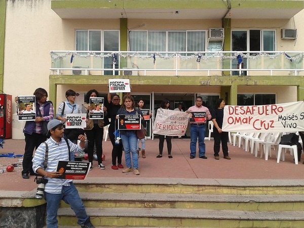 Frente al palacio municipal de Medellín, familiares y periodistas exigieron aparición con vida de Moisés Sánchez 