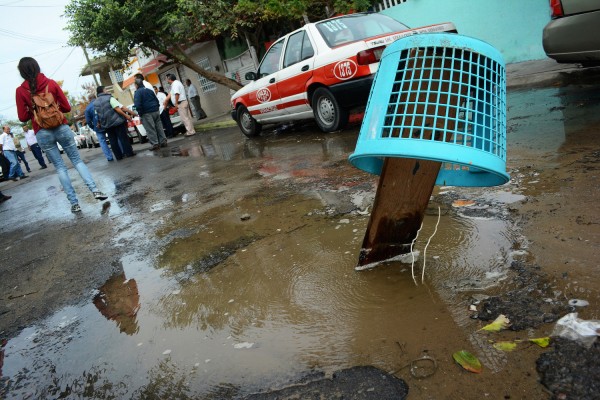 La privatización de SAS contenpla incremento de cuotas por la "actualización de tarifas y medidores"/Fuga de agua en la colonia Luis Gómez Cepeda del Puerto de Veracruz/Fotover