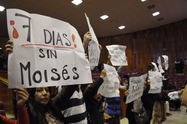 Tras varias acciones de protesta reporteros lograron que el procurador Luis Ángel Bravo se reuniera con ellos/Fotover