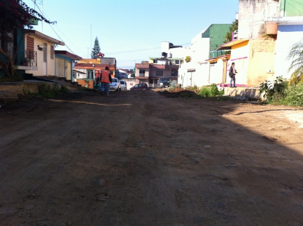 Las obras de pavimentación de calle Antonio M Quirasco en la colonia el Mirador se encuentra abandonada desde hace seis meses/Plumas Libres
