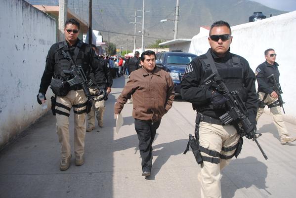Salomón Cid Villa trae escolta de federales y se opone a que la población tenga guardias comunitarias