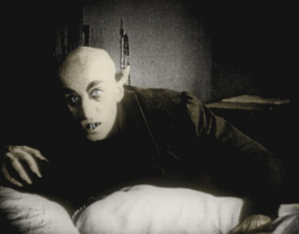 Nosferatu, una sinfonía del horror es una cinta expresionista de 1922, que surge como la primera adaptación de la novela Drácula, de Bram Stoker