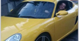 Todos quieren un papá funcionario que regale vehículos de lujo