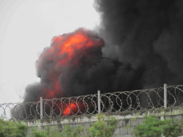 Humo negro quemado todos los dias en complejos petroleros/ Foto Plumas Libres