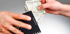 Ciudadanos empobrecidos, el país sumido en la violencia y los funcionarios se hacen ricos