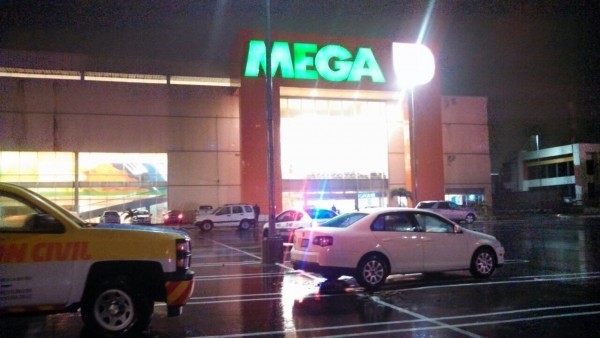 Protección Civil acidiò al auxilio tras la explosión. No habia muchos carros ese tarde/ Plumas Libres