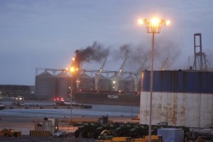 Bomberos del puerto, tuvieron que pedir apoyo a los municipales/ Foto Plumas Libres