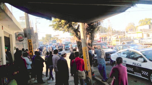 Decenas de personas presenciando el operativo/Plumas Libres
