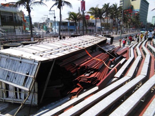 Esta mañana en el puerto de Veracruz volcó un trailer que cargaba gradas utilizadas en el Carnaval 