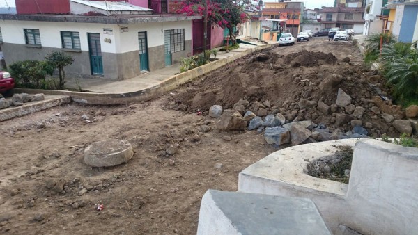Trabajos abandonados desde hace seis meses en la calle Antonio M. Quirasco/Plumas Libres