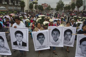 El zócalo del D.F les fue cerrado a manifestantes por caso Ayotzinapa