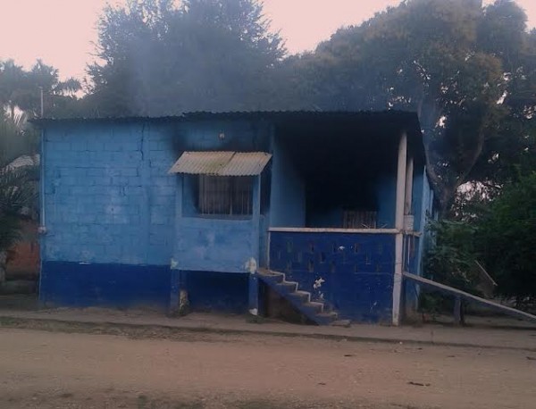 En esta región sin ley ni seguridad, los delincuentes se dan el lujo de incendiar las casas de sus víctimas/ Foto Plumas Libres