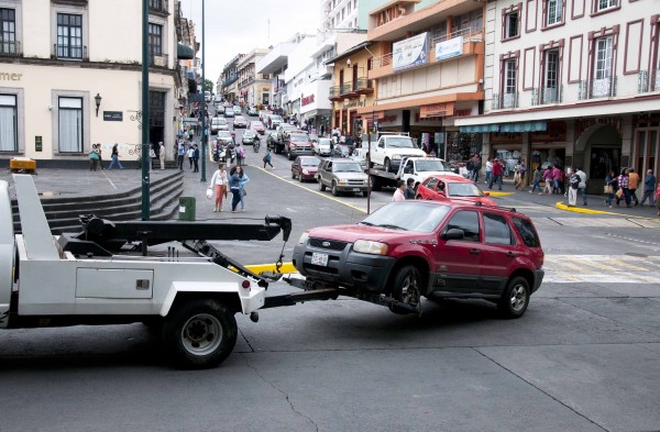 Piden a la población denunciar irregularidades en el arastre de sus vehículos al 081/Fotover
