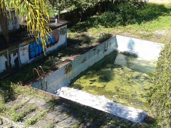 Los vecinos esta preocupados por la proliferación de mosquitos que viven en la alberca abandonada de la casa donde viviò el ex mandatario Antonio M. Quirasco/Foto: Francisco de Luna