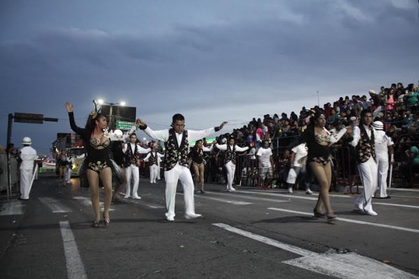 Las comparsas al ritmo de salsa