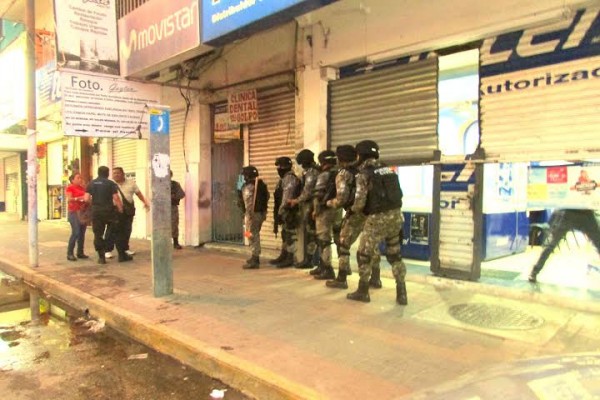 Elementos de la fuerza civil causaron pánico a comerciantes pues se les escapó un disparo/ Foto Plumas Libres