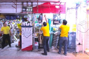 Los comerciantes cerraron sus negocios para evitar afectación por cateos/ Foto Plumas Libres