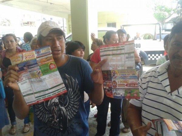 Los tuvieron 3 meses sin agua en Coatzacoalcos y ahora les aumentan la tarifas de un agua mala y sucia
