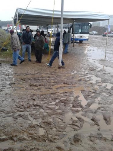 Adolfo Mota no pisó el lodo pues entró por atras,mientras que a la gente la dejaron batirse en el lodo/ Foto Francisco de Luna