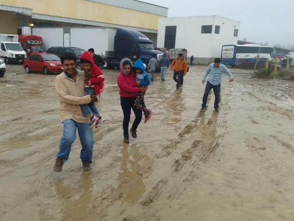 Algunos no alcanzaron ni paraguas rojo y reclamaron el lugar del evento/ Foto Francisco de Luna
