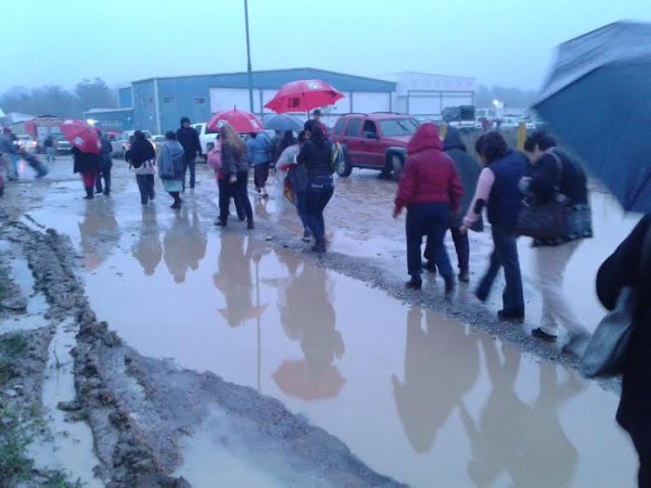 En este lugar lleno de lodo y agua Adolfo Mota organizó un adelantado mitin de campaña/ Foto Francisco de Luna