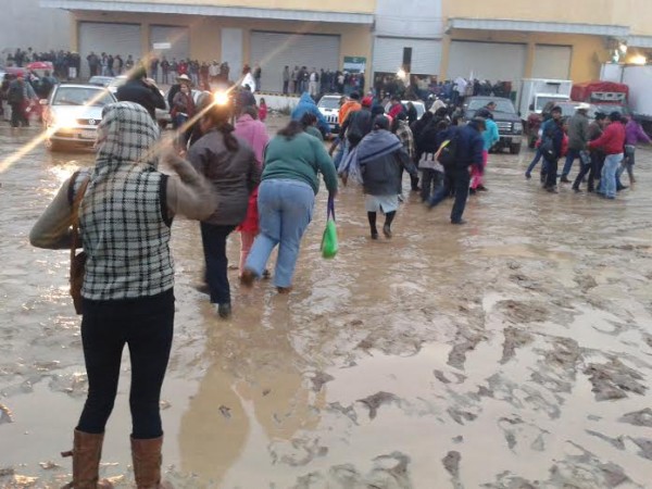 Acarreados fueron llevados a la central de Abastos para que aplaudieran a Adolfo Mota porque ya es candidato a diputado por Xalapa Rural/ Foto Francisco de Luna