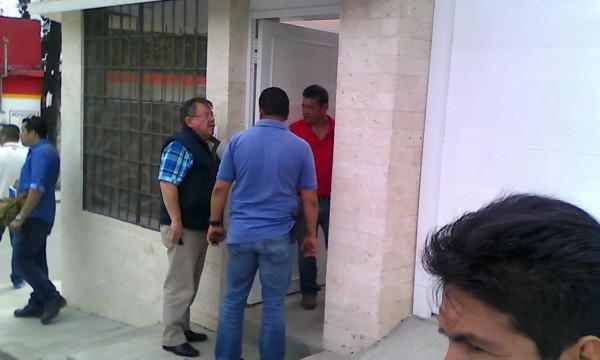 Alberto Linares Vernet recién designado subprocurador de justicia en la zona centro de Veracruz, arribando a casa de la víctima/ Foto Cecilio Baltazar