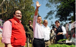 Enrique Peña Nieto adelantó campaña a favor de su partido entregando recursos en la región de los Tuxtlas
