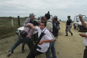 Los guaruras de la subprocuradora reprimen hasta en público/ Foto Plumas Libres