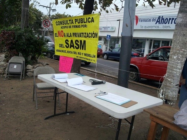Las mesas para que firmen están en zócalo y frente a oficinas del SAS Veracruz