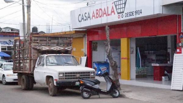 Haciendo uso del nombre del sobrino Faisal Abdala mandó a retirar a los ambulantes de una calle porque "afean" su nuevo negocio/ Foto Roberto Cueto