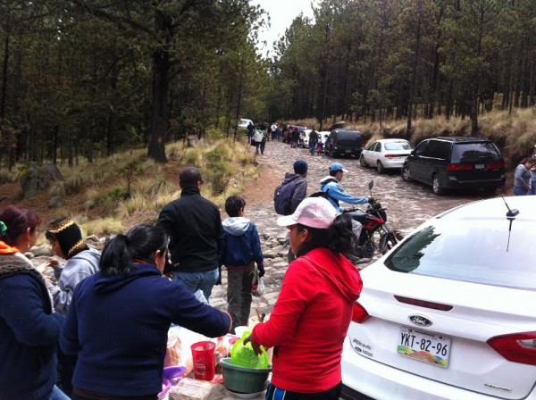 Debido a la gran cantidad de carros, algunos tuvieron que subir caminando por una hora para ver la nieve/Plumas Libres