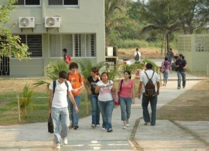 Los estudiantes del campus UV Boca del Río, alertan a las jóvenes no transitar solas por esta zona