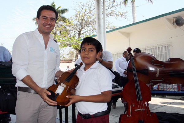 FOTO ALCALDE ENTREGA INSTRUMENTOS 01