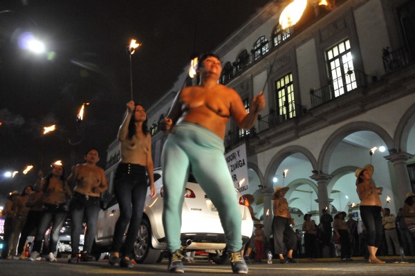 César del Angel obliga a mujeres marchar semidesnudas con antorchas en el centro de Xalapa