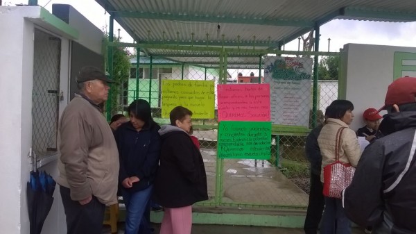 Los padres de familia colocaron pancartas en la entrada/Plumas Libres
