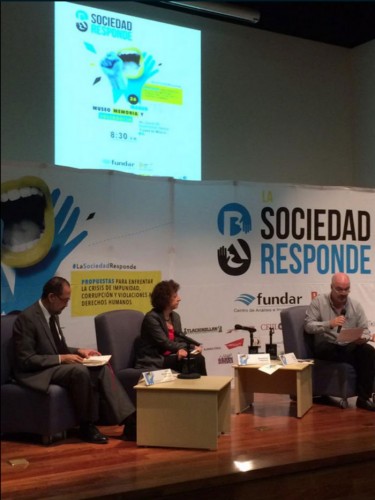 Javier Hernández Valencia y Jacqueline Peschard debatieron sobre los esfuerzos ciudadanos para exigir el respeto a los derechos humanos en el país. Foto: Fundar vía Sinembargo