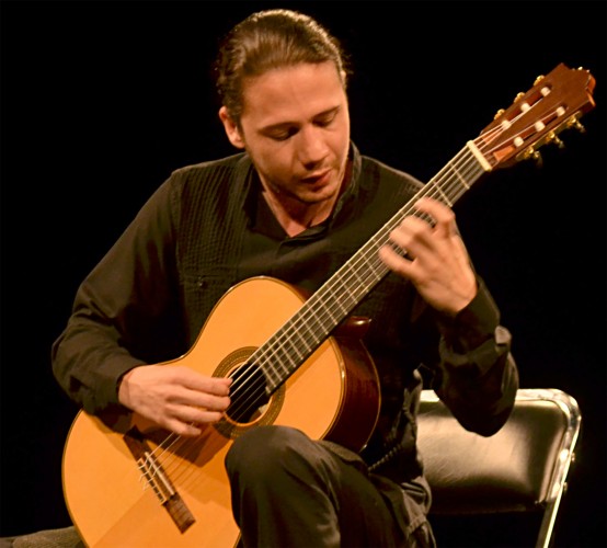 Originario de esta Ciudad Capital, Rodrigo Lomán, en el año 2005 comienza a componer música original para obras teatrales, danza y canciones de su autoría.