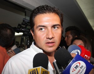 El alcalde de Boca del Río Miguel Yunes Márquez insiste que gobierno estatal organizó la manifestación de cierre del puente