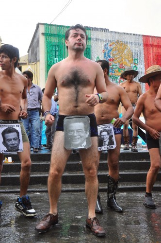 El diputado del PRI e hijo de César del Angel también ha bailado semidesnudo en la plaza lerdo/Fotover