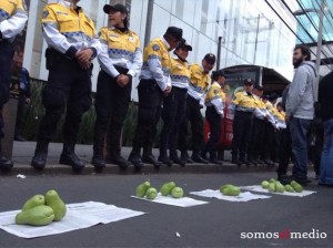 Ciudadanos se manifestaron en el D:F contra el despido de reporteros que investigaron Casa Blanca de EPN/ Foto Sopitas.com