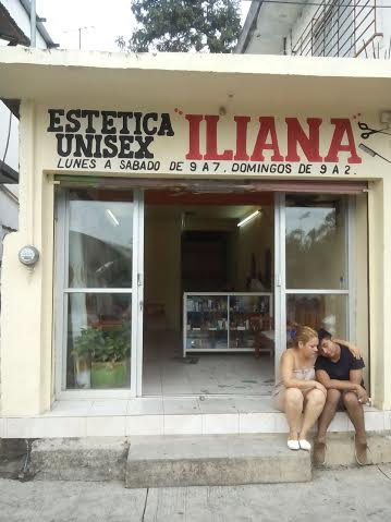 En esta estética la asesinó/ Plumas