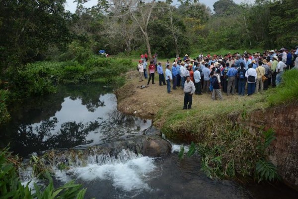 Hartos de no recibir los recursos los campesinos dejaron sin agua a varios municipios/ Foto Plumas Libres