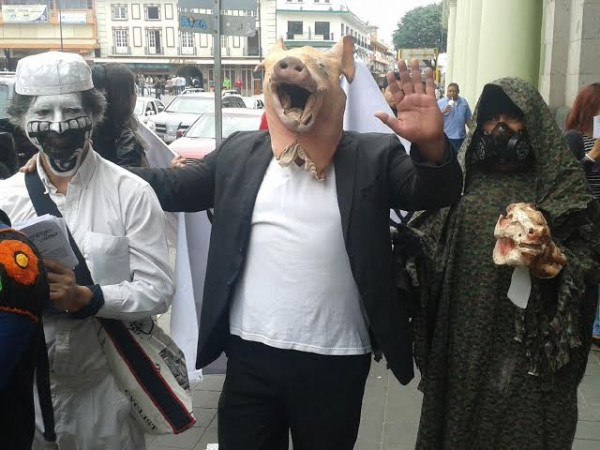 Los artistas locales protestaron por las "marranadas" del alcalde Américo Zúñiga que propone incrementarles los impuestos pese a la severa crisis/ Foto F. de Luna