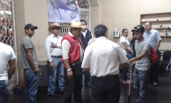 Enfrentándose como delincuentes cenecistas adheridos al PRI destrozaron oficinas/ Foto Francisco de Luna