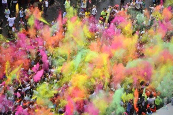Cientos de personas asistieron a la carrera La Batalla del Color