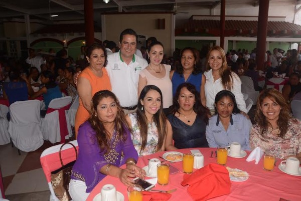 A las mujeres de la "alta sociedad", Joaquín Caballero les pagó cena en un hotel de lujo/ Foto Plumas Libres
