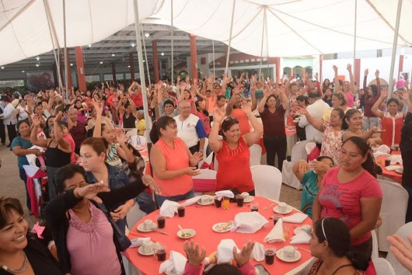 A las mujeres de colonia les invitó huevos y frijoles en una carpa/ Foto Plumas Libres